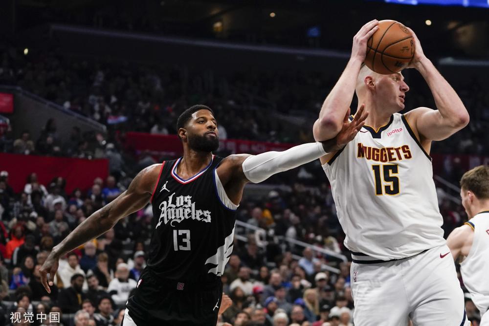 哈珀状态低迷，进攻效率低下（哈珀陷入低潮，进攻端表现不佳）